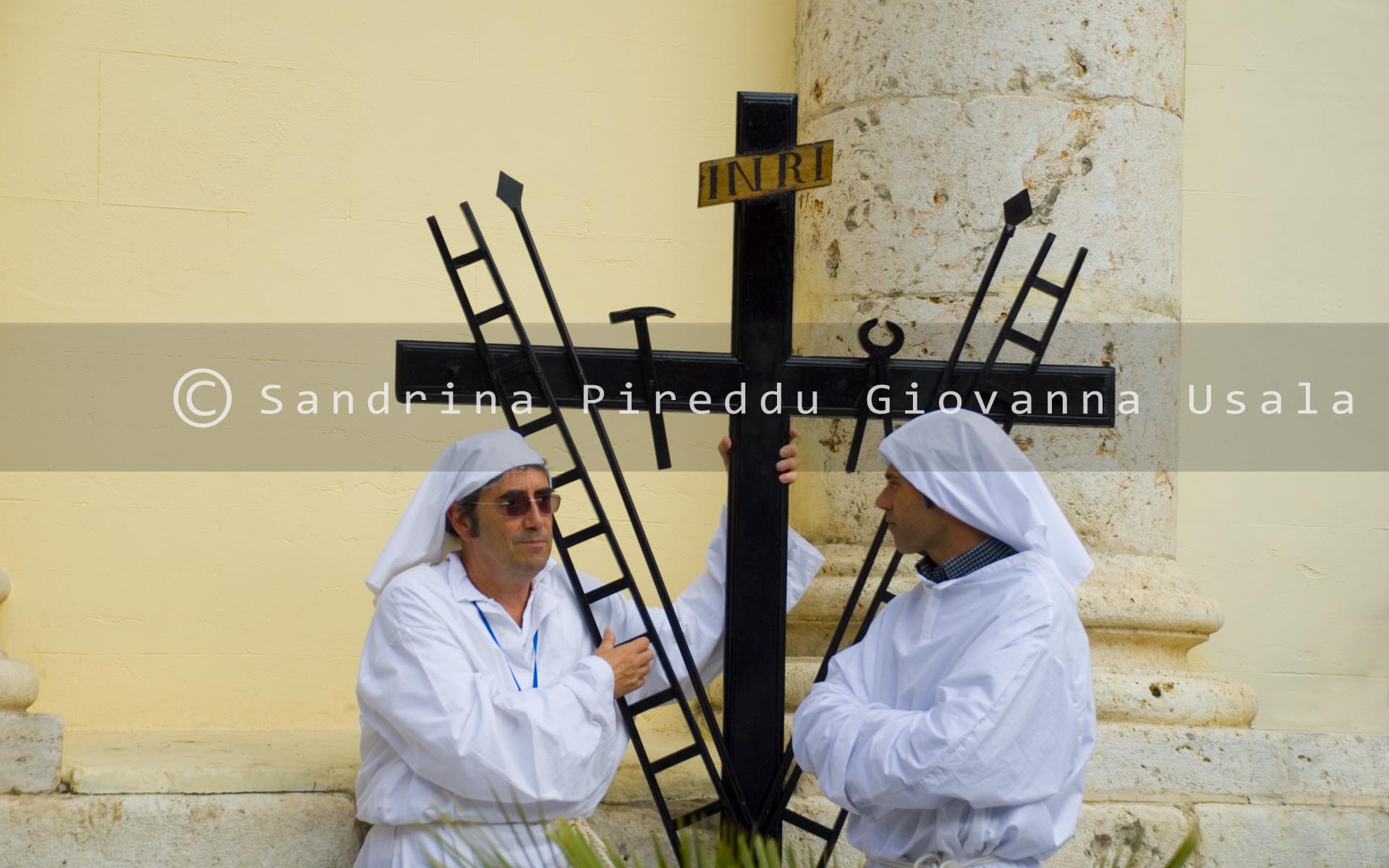 Congreganti con gli strumenti della Passione - Congregazione Mariana degli Artieri di Cagliari - Immagini di Sandrina Pireddu e Giovanna Usala